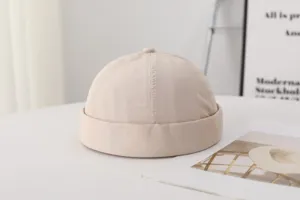 Vista detallada de gorro docker liso, diseño unisex minimalista, ropa elegante de primavera.