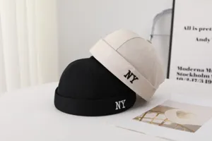 Casquette docker noire et beige brodée à bord court chapeau marin rétro mode style