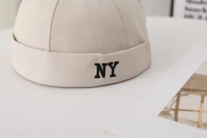 Casquette docker beige avec broderie NY noire, bonnet rétro en coton tendance.