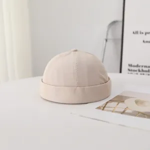 Gorro docker liso minimalista sin visera para hombres y mujeres, perfecto para el verano.