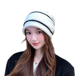Berretto in maglia invernale da donna, cappello bianco caldo con strisce nere per viaggi all'aperto.