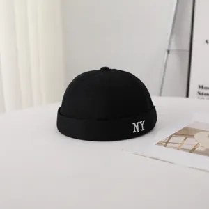 Casquette docker noire classique pour homme et femme, bonnet sans bord élégant avec broderie.
