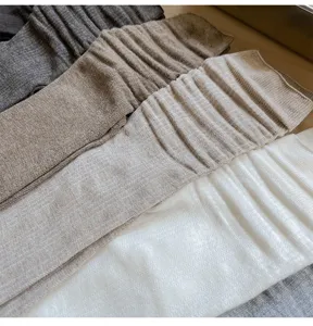 Vue détaillée de chaussettes slouch côtelées en coton pour femme automne hiver aux belles textures.