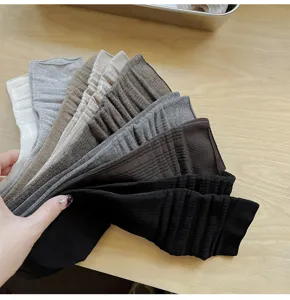 Vue de détail de chaussettes slouch côtelées pour femmes en plusieurs teintes unies.