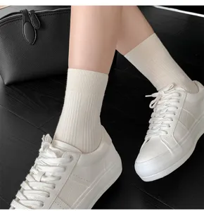Chaussettes mi-hautes unies côtelées pour femmes, texture coton confortable, automne hiver.