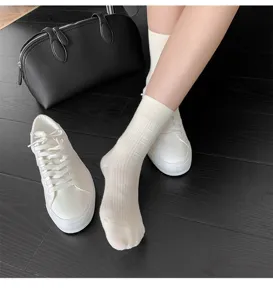 Détails de superbes chaussettes montantes côtelées en coton blanc uni pour femmes.