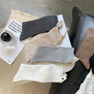 Detailansicht einfarbiger Strick-Wadenstrümpfe mit Rippenmuster und Stoffetikett.