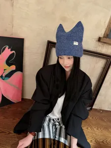 Gorro de punto con orejas de gato azul elegante para mujer, gorro de lana cálido de invierno detalle.