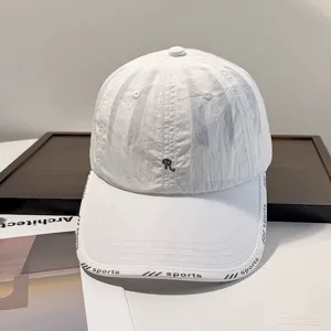 Weißes, schnelltrocknendes Soft-Top-Baseballcap-Detail mit R-Stickerei und Sport-Randdruck.
