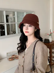 Detailansicht der braunen Woll-Bucket-Hat für Damen im Herbst und Winter, warm und schick.