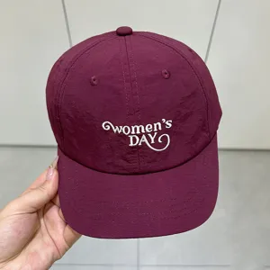 Gorra de béisbol burdeos de secado rápido con bordado blanco, visera corta, verano.