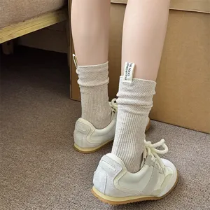 Einfarbige Baumwoll-Slouch-Socken mit Stofflabel-Detail, bequeme und weiche Passform.