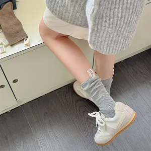 Damen graue gerippte Socken mit stilvollem Stoffetikett, bequeme Baumwoll Freizeitsocken.