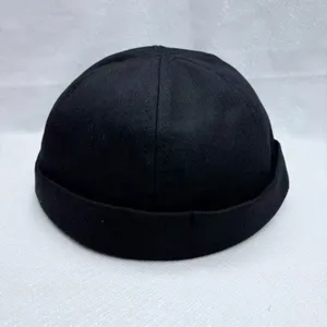 Schwarze Leinen Docker Cap Nahaufnahme, Retro Miki Hat Detailansicht, atmungsaktiver Sommerhut.