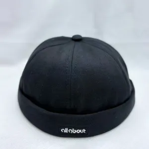 Vista detallada de la gorra docker negra, sombrero miki retro estilo urbano japonés con bordado.