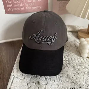 Casual baseball cap for men and women, stylish wide brim sun hat for spring and summer.