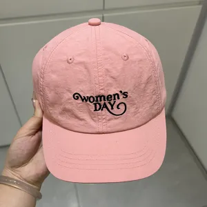 Detalle en primer plano de la gorra de béisbol rosa de secado rápido con bonito bordado.