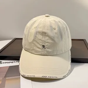 Beige schnell trocknende Kappe mit R-Bestickung, weiche atmungsaktive Outdoor-Baseballkappe.