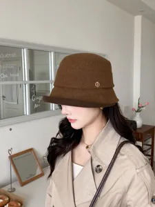 Detailansicht der Damen Herbst Winter braune Eimerhut, schicke Hepburn Stil warme Wollmütze.
