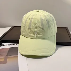 Nahaufnahme einer hellgrünen, schnelltrocknenden, atmungsaktiven Baseballkappe mit Stickerei.
