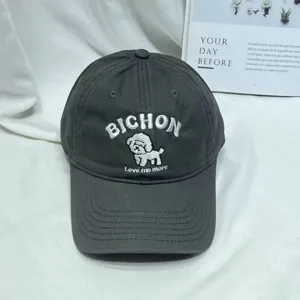 Primo piano del cappellino da baseball grigio scuro con ricamo Bichon bianco e cagnolino.