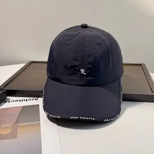 Dunkelblaue Baseballkappe mit R-Bestickung, atmungsaktiver weicher Krone und Sport-Krempendruck.