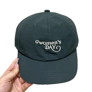 Gorra de béisbol verde oscuro de secado rápido con visera corta y bordado blanco, transpirable.