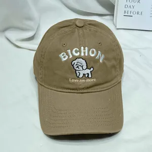 Primo piano del cappellino da baseball in cotone kaki con ricamo di cane e dettagli.