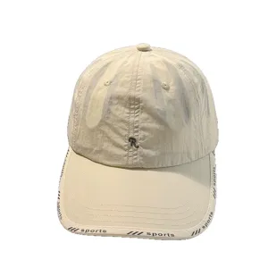 Minimalistische schnelltrocknende Baseballkappe mit R-Bestickung und Sport-Randdruck.