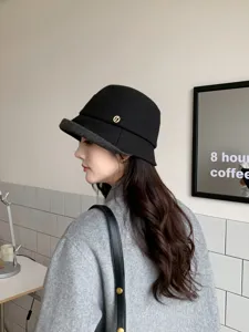 Klassischer schwarzer Woll-Eimerhut für Damen, winterlicher warmer Hepburn-Stil Detailansicht.