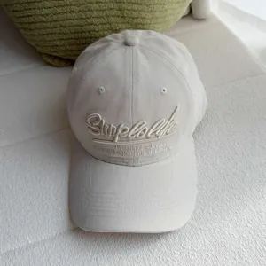 Detailansicht der beigen, gewaschenen Baseballkappe mit schicker Frontstickerei und weichem.