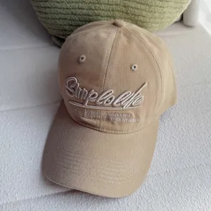 Nahaufnahme der vintage gewaschenen Cord-Baseballkappe mit stilvoller Frontstickerei.
