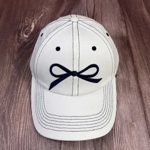 Casquette de baseball blanche avec broderie de nœud bleu, chapeau de soleil en coton d'ete.