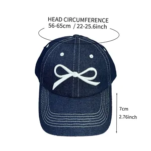 Vue detaillee de la casquette de baseball en jean avec broderie noeud et surpiqures blanches.