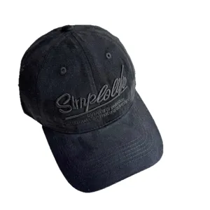 Klassische schwarze, gewaschene Baseballkappe mit weicher Krone und edler Stickerei, Vorderansicht.