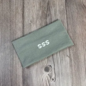 Gedetailleerd overzicht van de schattige gebreide hoofdband in saliegroen met SSS.