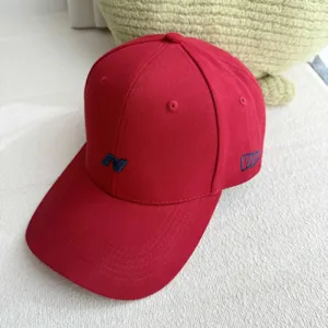 Gorra de béisbol roja unisex con letra N bordada, sombrero de sol de algodón casual.