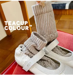 Primo piano dettagliato di calze medie spesse in maglia treccia da donna con costine.