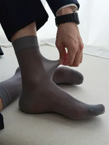 Chaussettes mi-hautes d'affaires respirantes et fines pour hommes, design extensible.