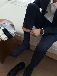 Vue détaillée des chaussettes de ville mi-mollet pour hommes en bleu foncé, confortables.