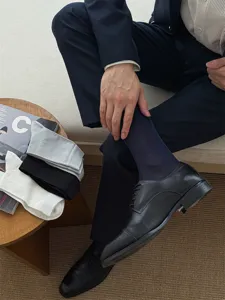 Vue détaillée de chaussettes d'affaires pour hommes minces et respirantes aux couleurs classiques.
