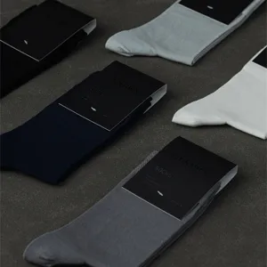 Chaussettes business homme en coton mi-mollet de couleurs variées avec emballage soigné.