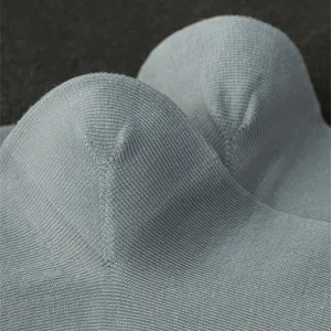 Vue détaillée de chaussettes d'affaires pour hommes fines et respirantes, sans couture.