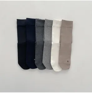 Men's solid color mid-tube socks detail, breathable thin cotton casual daily wear crew socks.