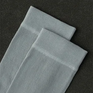 Chaussettes de ville homme fines et respirantes détail, gris clair tissu confortable.