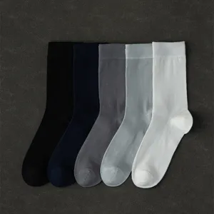 Vue détaillée de chaussettes mi-mollet d'affaires fines et respirantes en cinq coloris.