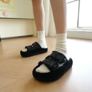 Japanese style mid-tube slouch socks paired with black fluffy slippers for autumn and winter.
