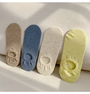 Λεπτομέρεια αόρατες κάλτσες βαμβακερές με χρωματιστές κουκκίδες, μαλακό ύφασμα, καθημερινή χρήση.