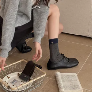 Λεπτομέρειες γυναικείες κάλτσες φθινόπωρο χειμώνας με κουμπί και κάθετες ρίγες σχέδιο.