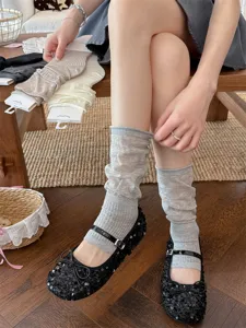 Vue detaillee jambieres maille printaniere estivale femme style ballet chaussettes